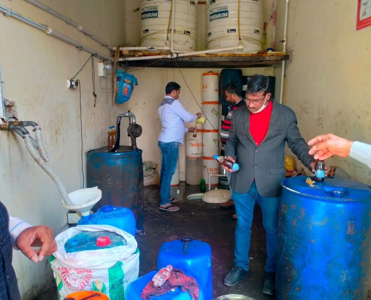 Edible oil warehouse raided, three samples filled