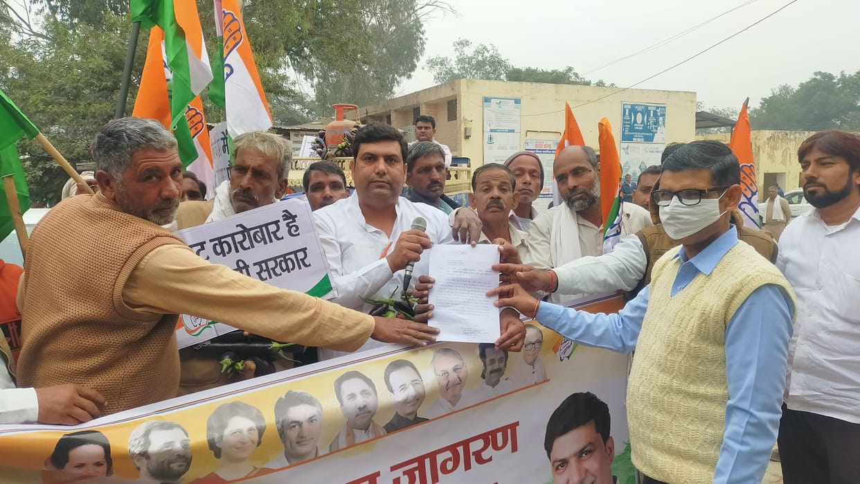 Protest against rising inflation during Jan Jagran Yatra