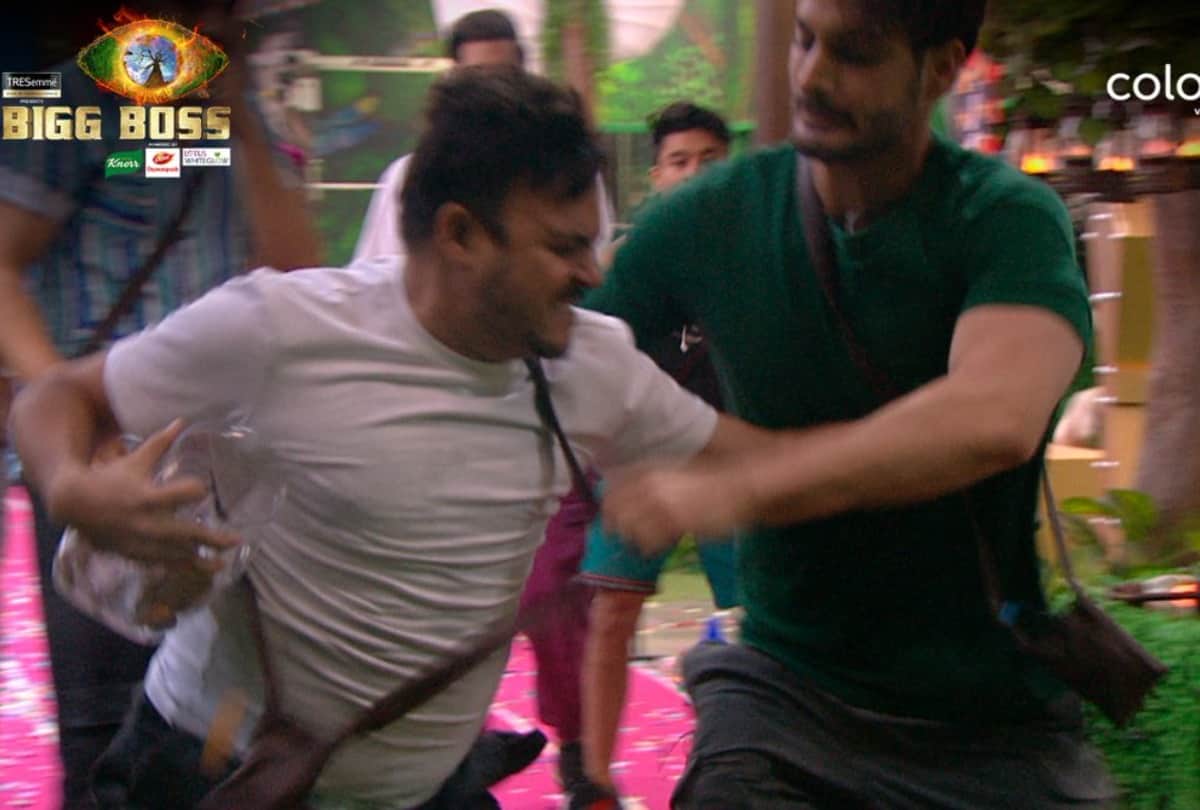 bigg boss 15 tejasswi prakash beat rashami desai in price money task non vip wins first round