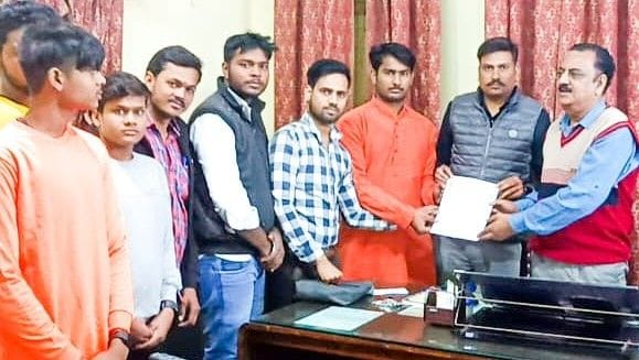 Hathras: Stop the entry of chaotic elements, teachers should be appointed in proportion to the students