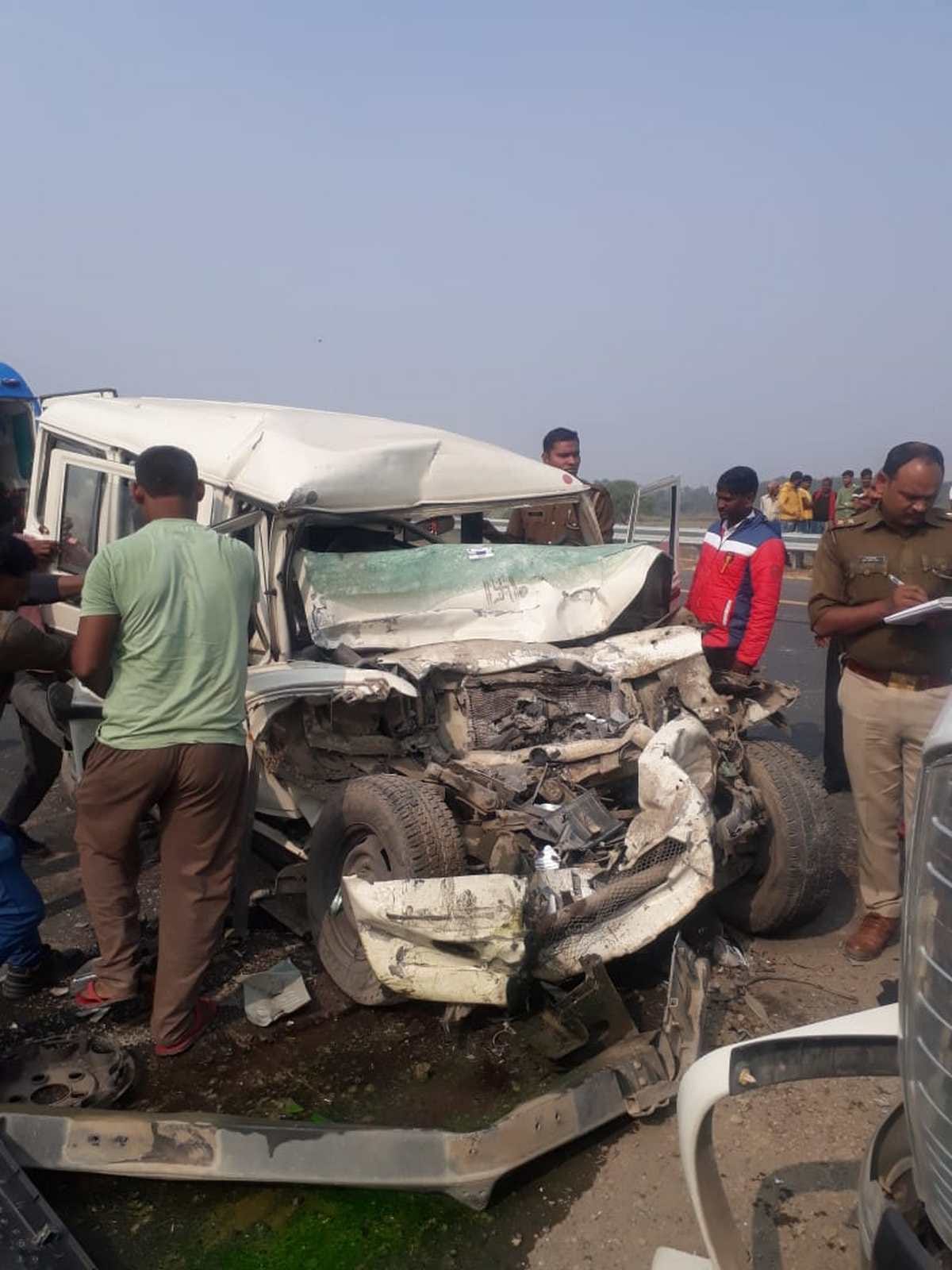 Bolero collided with a tanker driver dies on Purvanchal Expressway in mau ghazipur