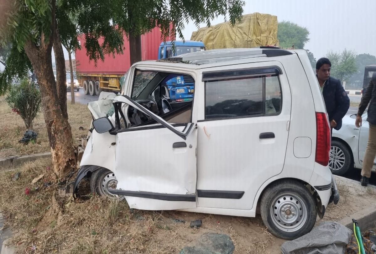 Road Accident At Agra Firozabad Highway Car Collided With Divider One die