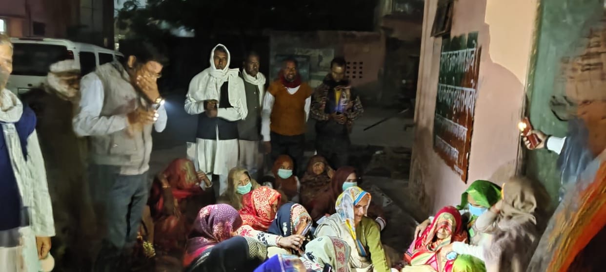 Hathras: Woman injured after falling from tempo dies, accused of murder