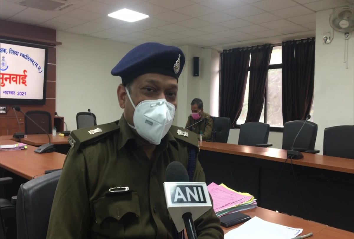 quack doctor killing a dog with a knife in Madhya Pradesh