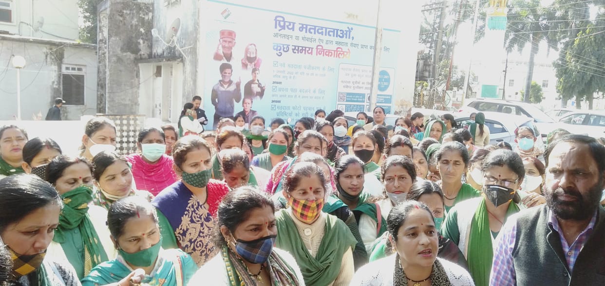 in ponta sahib asha worker strike for their demand