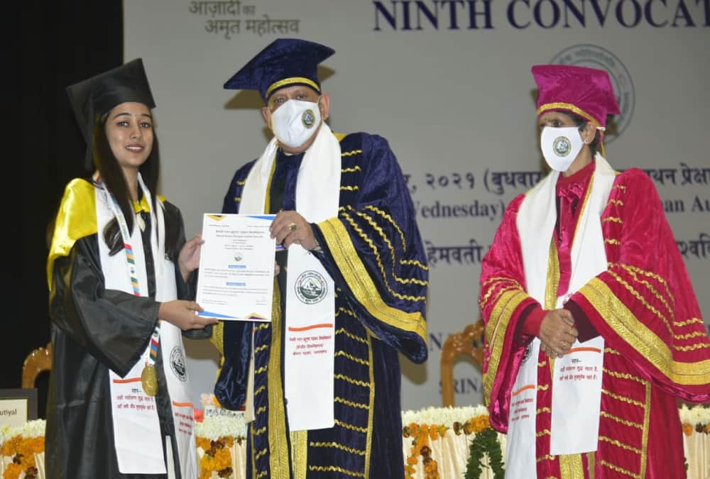 HNB Garhwal Central University Convocation 2021: Cds Bipin Rawat Gives Degree and Gold Medal to students Photos