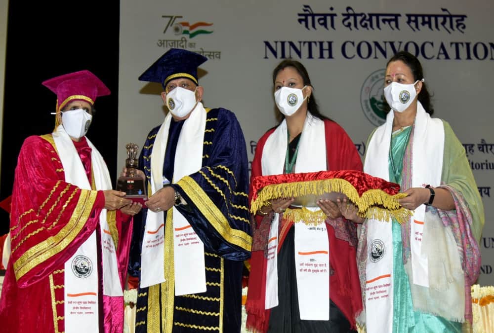 HNB Garhwal Central University Convocation 2021: Cds Bipin Rawat Gives Degree and Gold Medal to students Photos