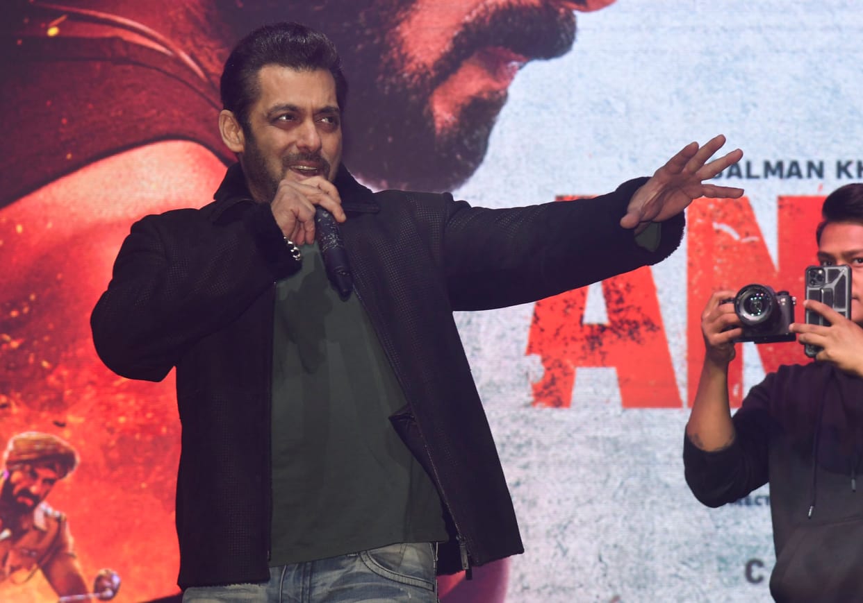Bhaijaan watched the trailer of his film with people in Elante