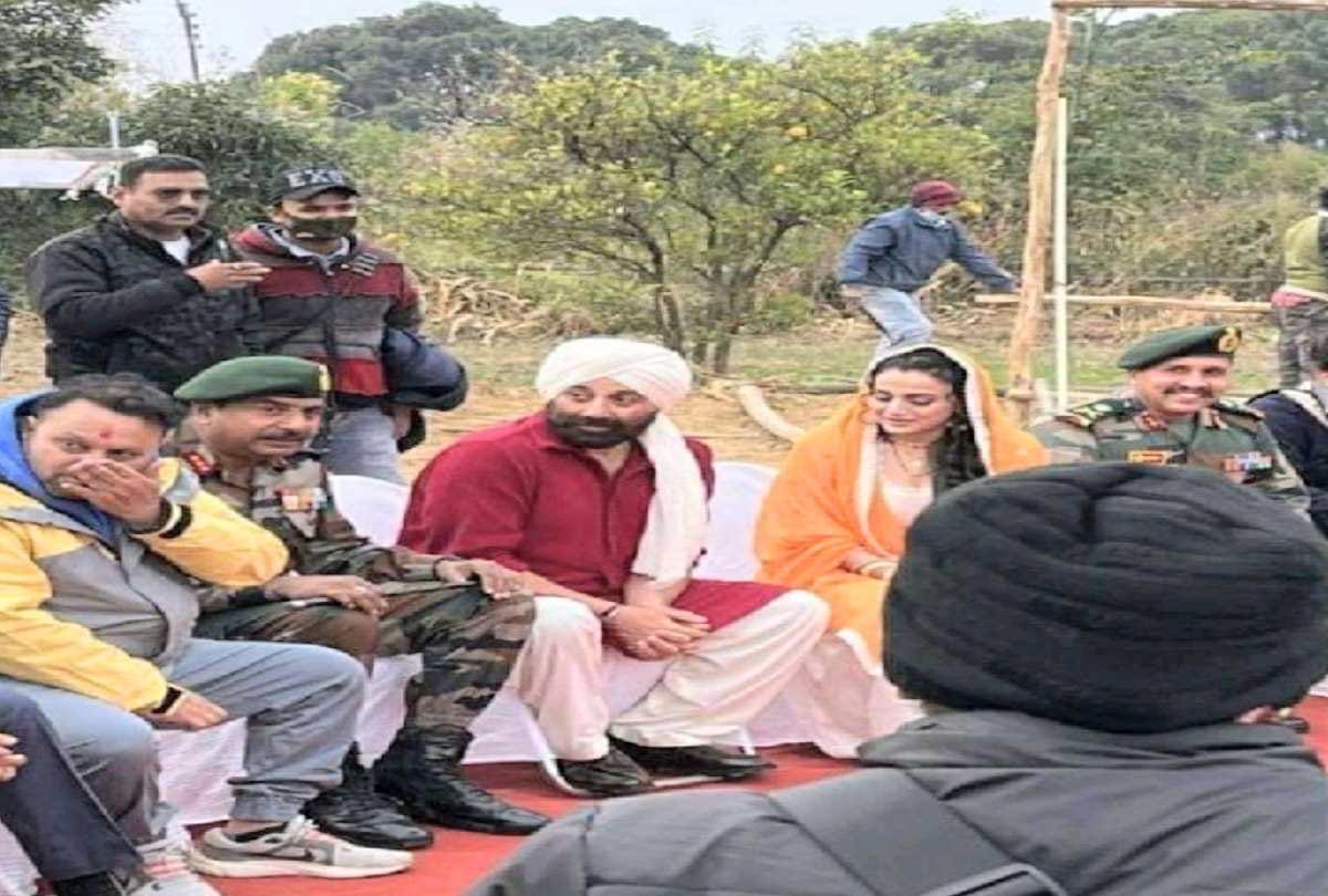 sunny deol celebrated holi with team on set of film Gadar 2