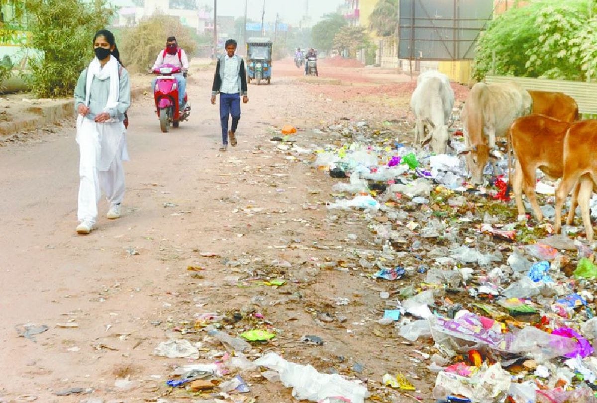 No Development Work In Rural Area Of Nagar Nigam Agra Broken Roads