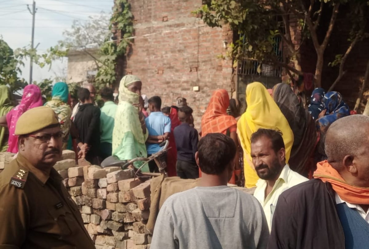 father set himself on fire with his two children in Gorakhpur