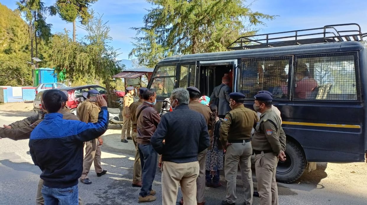 Police arrested the dam affected people who were going to give memorandum to the Health Minister