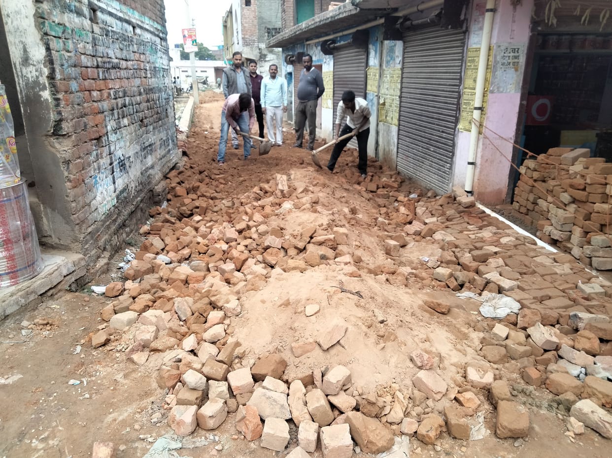If the officers did not listen, then the people of Mungisapur donated and laid bricks on the way