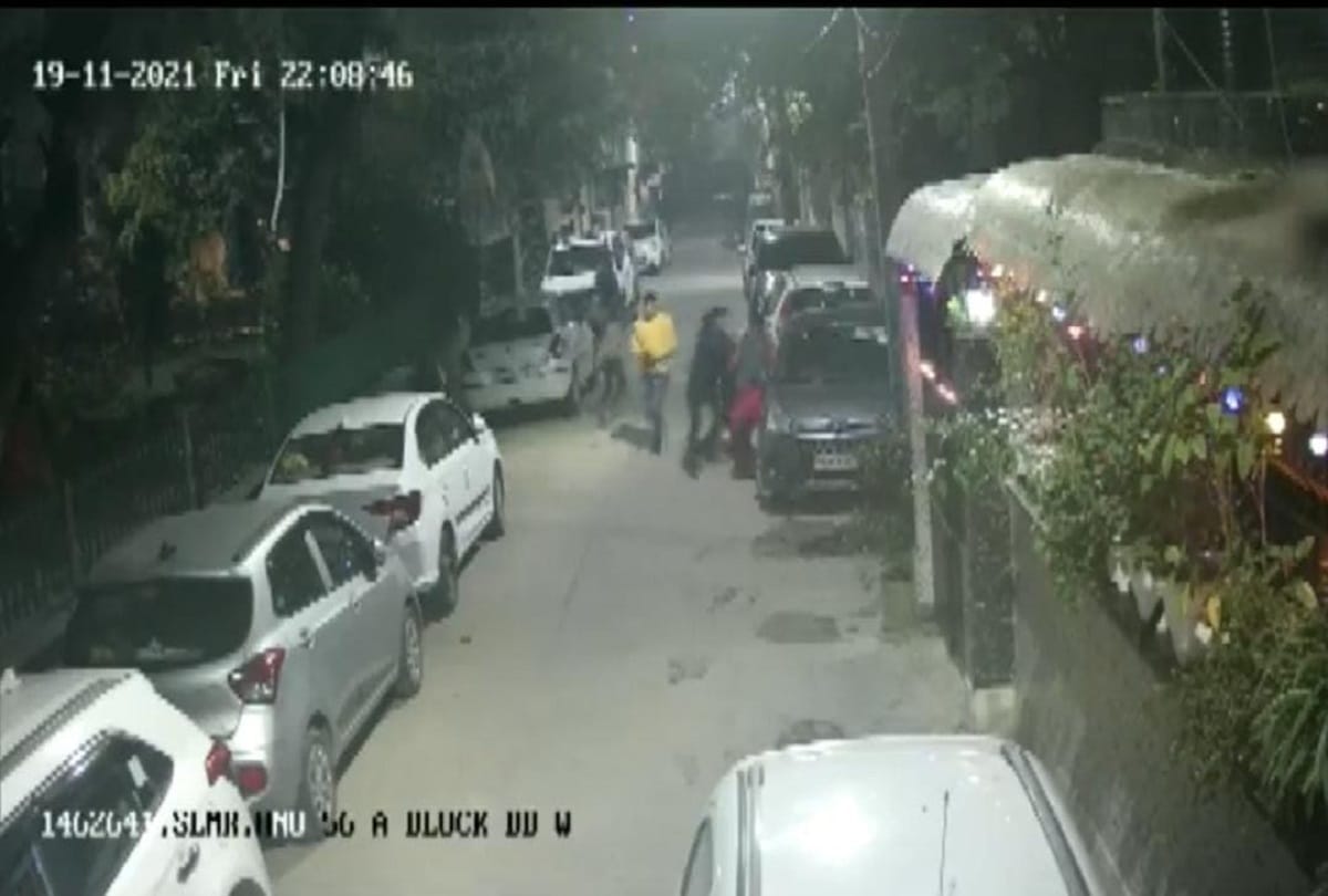 Delhi: Woman thrashes by a group in Shalimar Bagh, police register case against unknown people