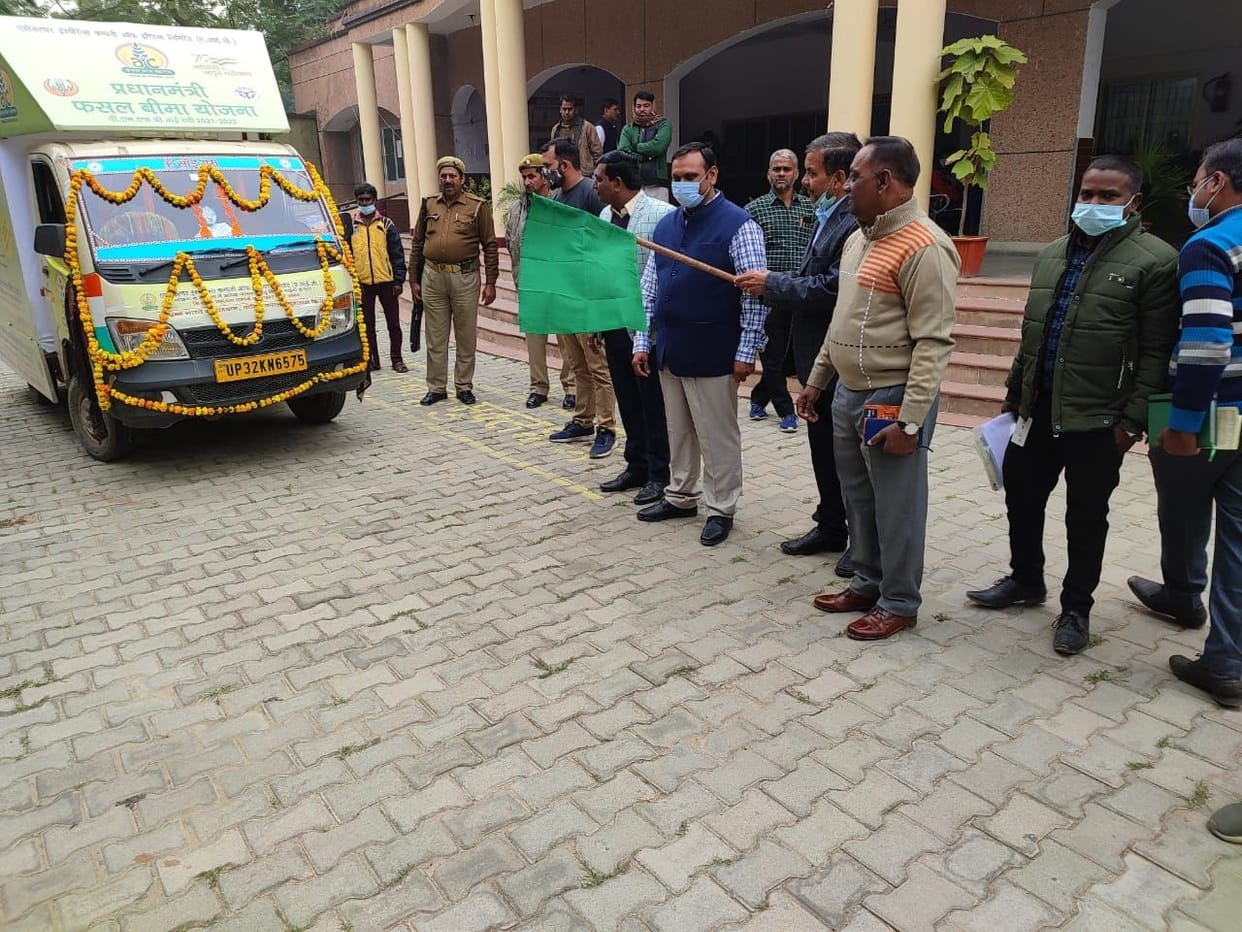 Hathras: Compensation certificate for crops given to farmers, campaign vehicle dispatched