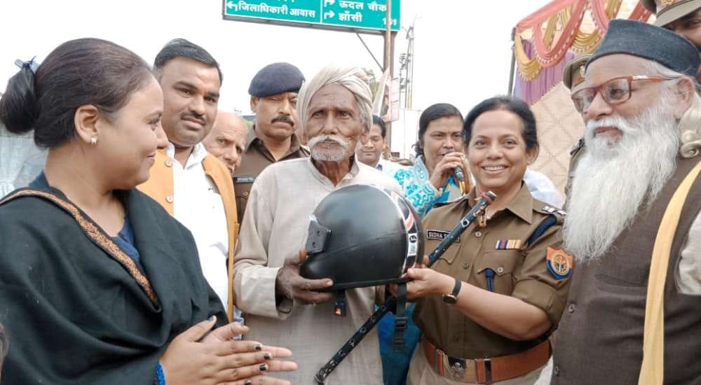 SP presented helmets to passers-by