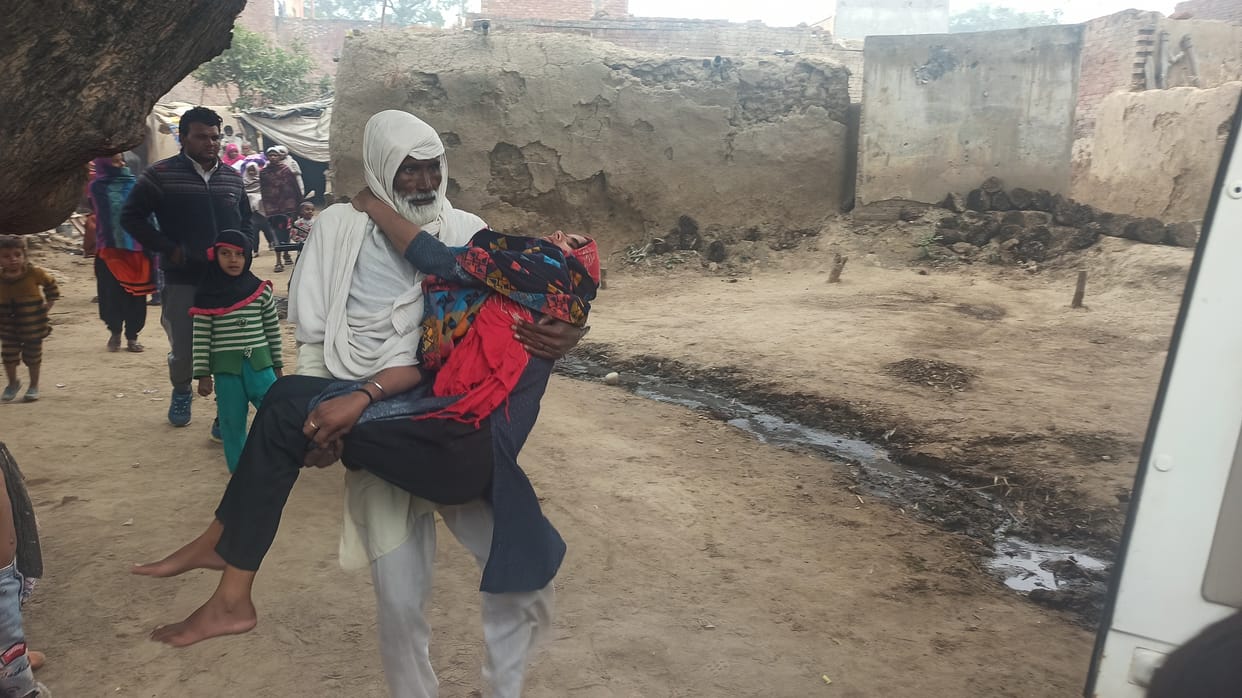 The roof of the house collapsed in Rathora, two injured in the rubble