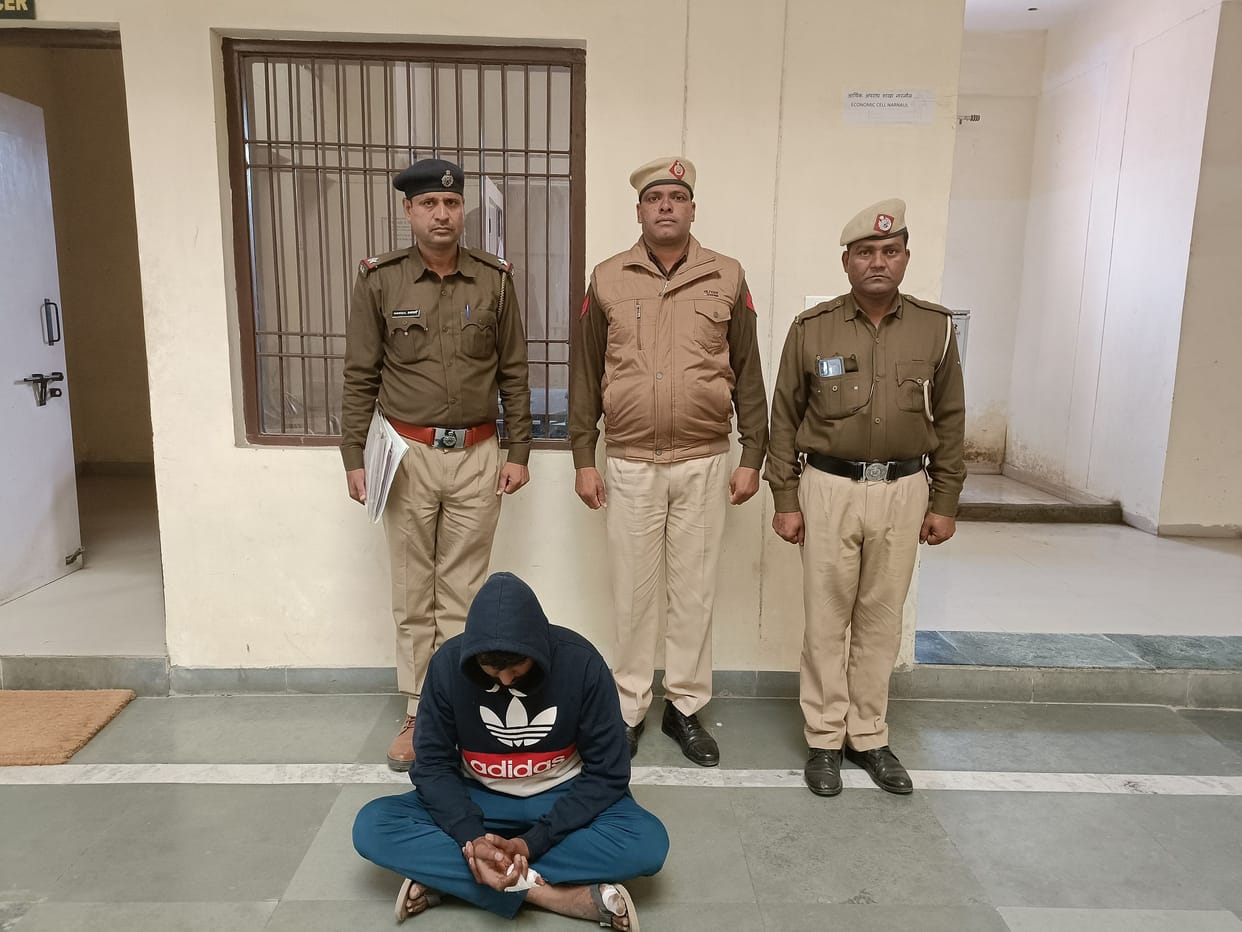 The police team that went to catch the accused was attacked by the relatives with sticks
