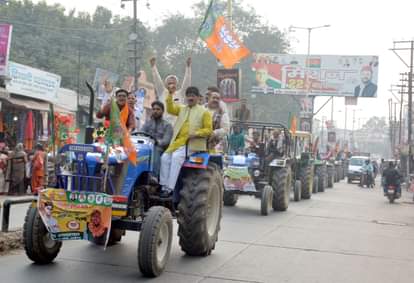 ट्रैक्टर रैली निकालते विधायक राज कुमार सहयोगी, अनीता जैन व अन्य ।