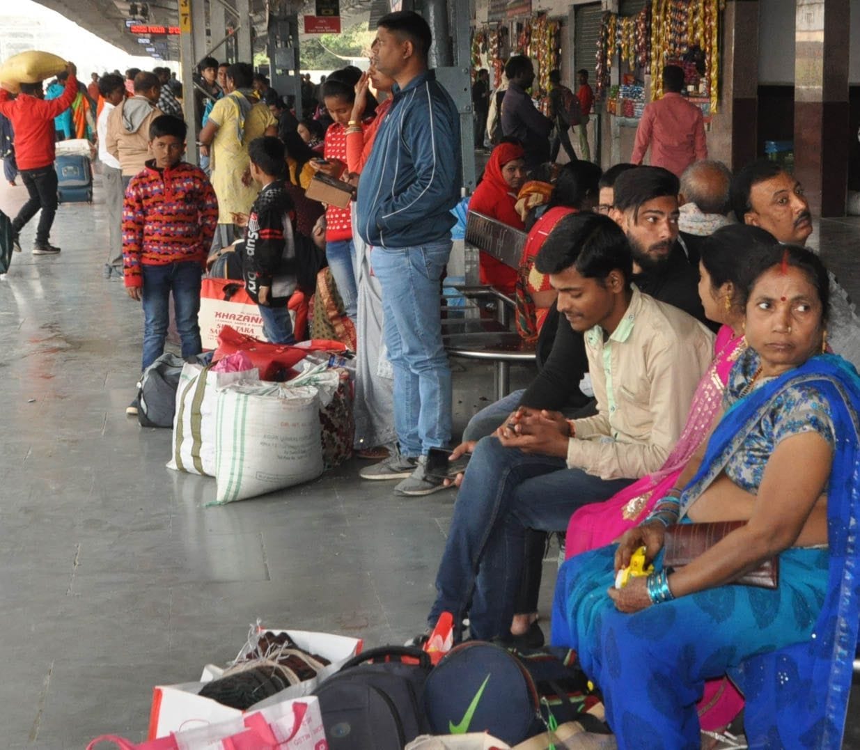 Crowd in public places, preparations incomplete in hospitals
