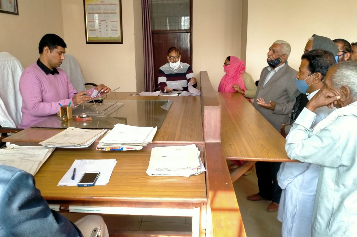 If the Deputy Commissioner did not come, the SDM listened to the problems of the people