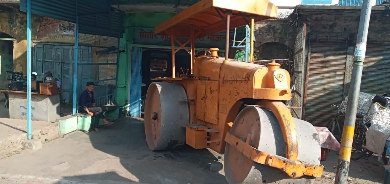 Road roller entered the hotel, stir