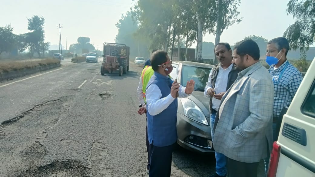Project director furious for leaving the work of filling highway pits in the middle