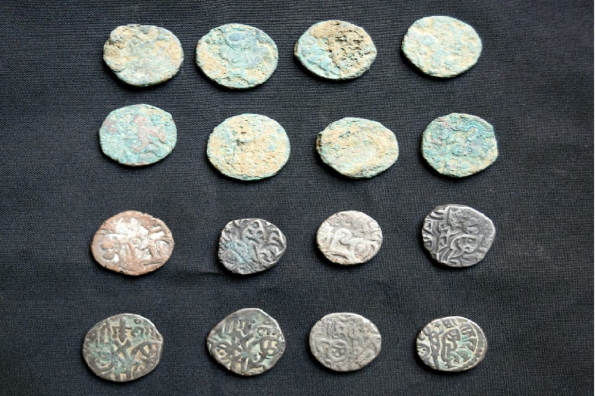 Baghpat News: 16 rare coins found from an ancient mound and read full story
