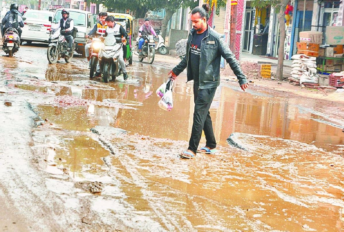 No Development Work In Rural Area Of Nagar Nigam Agra Broken Roads