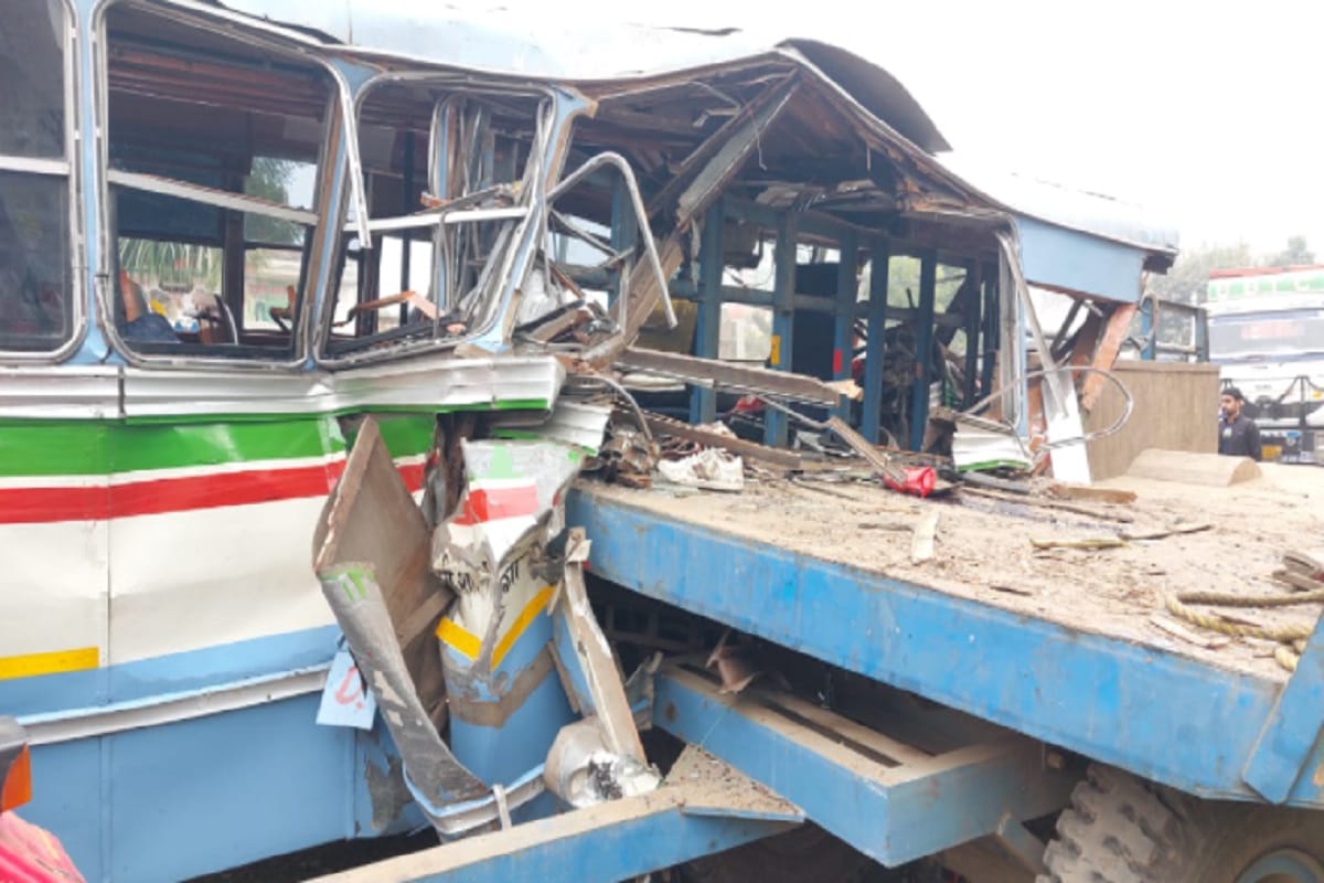 UP News: Two people has died and 20 injured in bus tractor accident before marriage in Muzaffarnagar