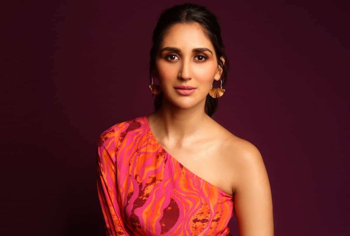 Kabir Singh Actress Nikita Dutta shares incident of phone snatching with her in Bandra writes an awareness notes