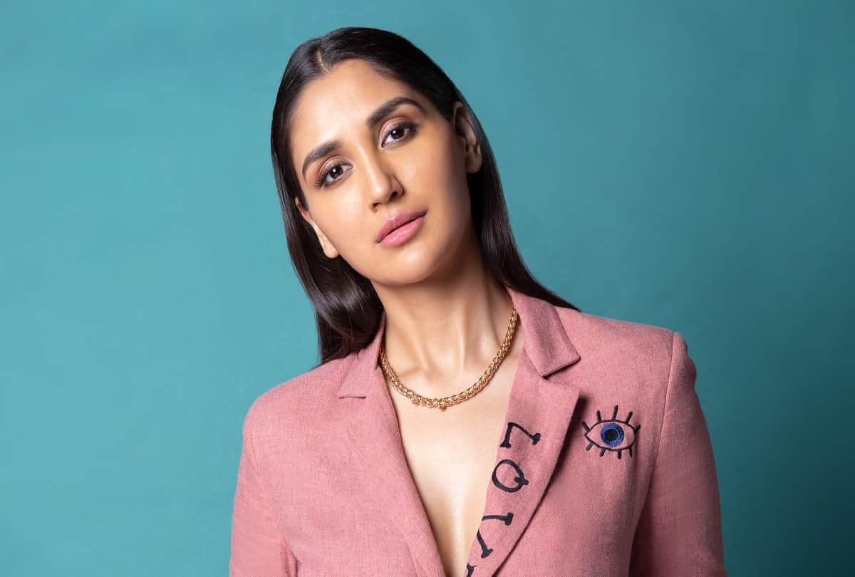 Kabir Singh Actress Nikita Dutta shares incident of phone snatching with her in Bandra writes an awareness notes