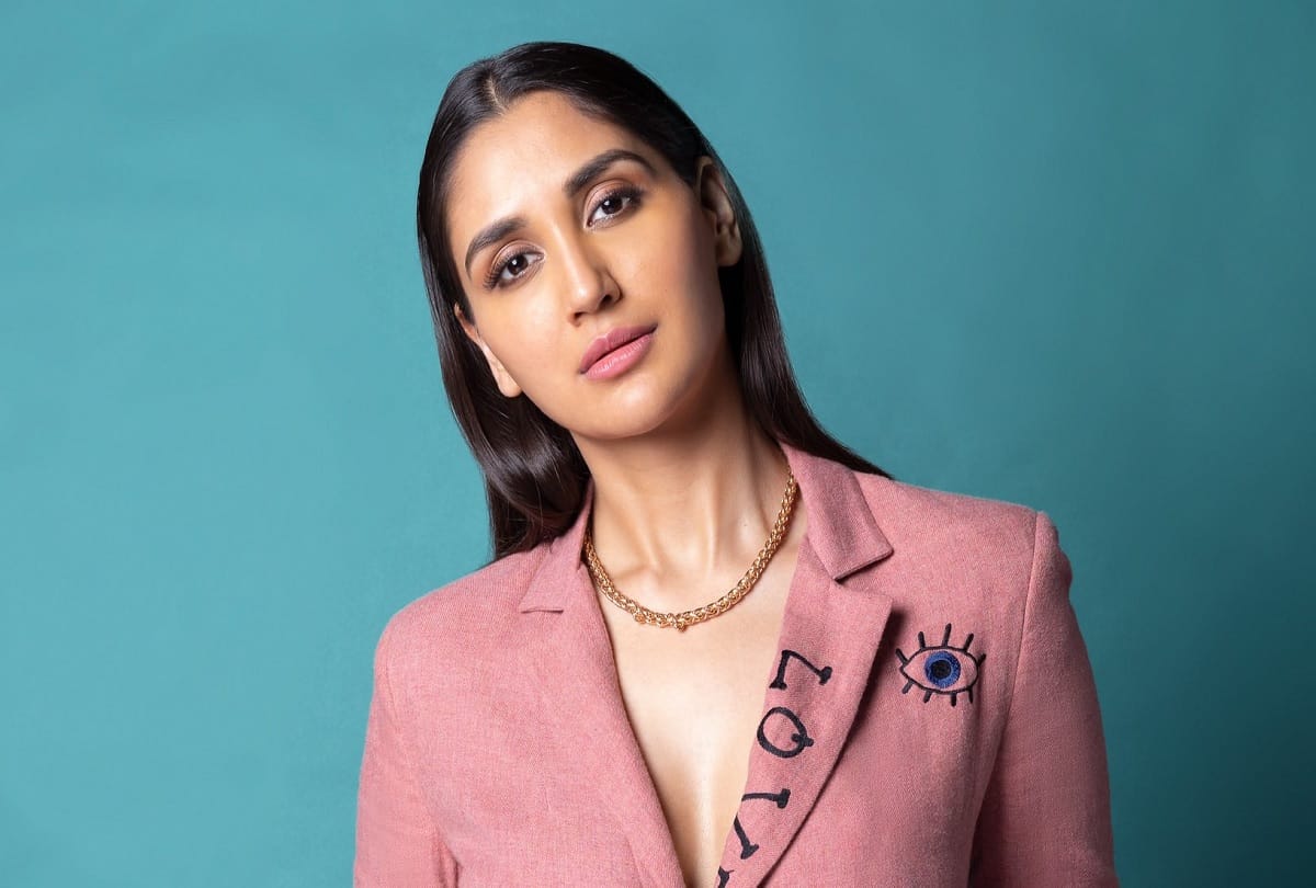 Kabir Singh Actress Nikita Dutta shares incident of phone snatching with her in Bandra writes an awareness notes