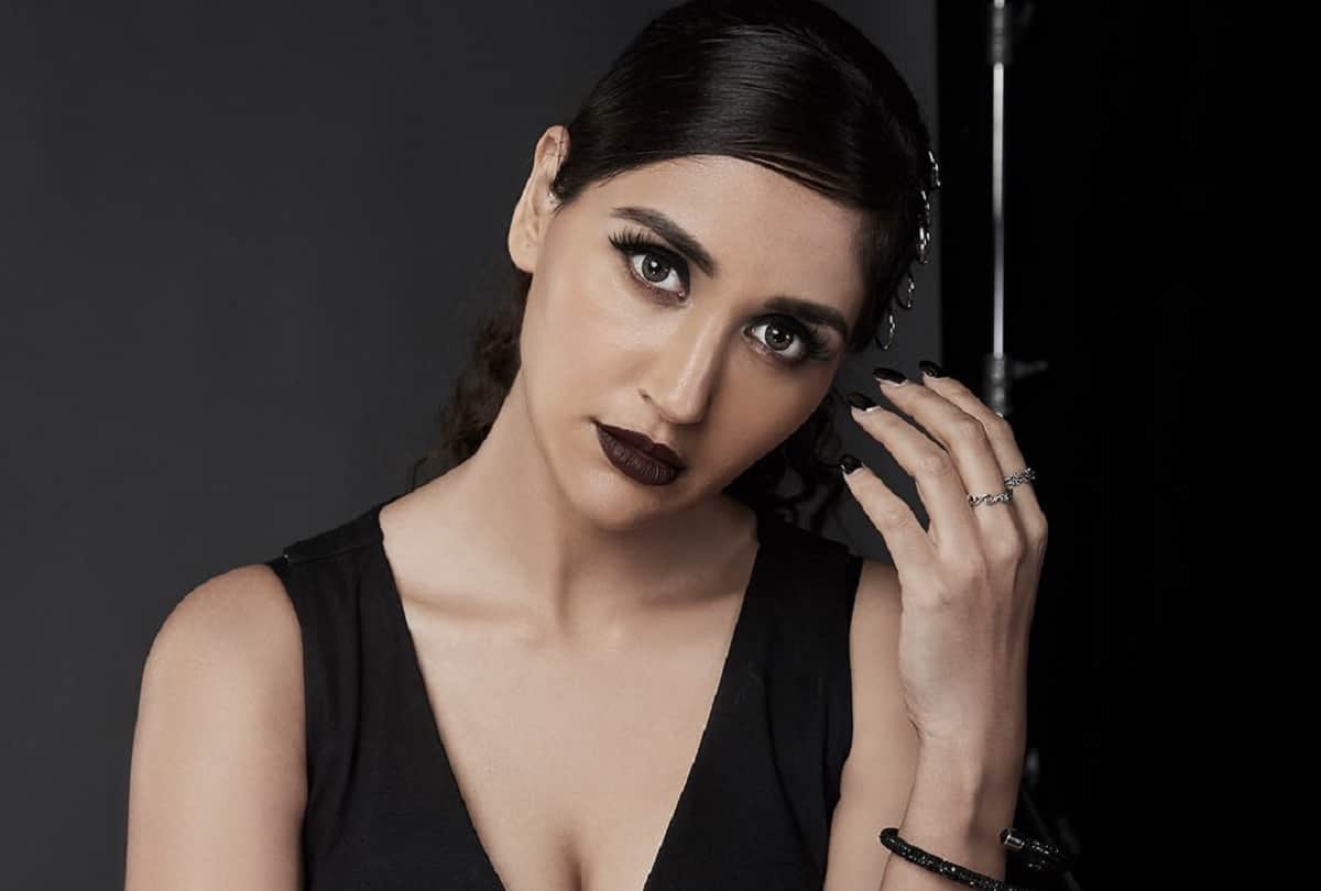 Kabir Singh Actress Nikita Dutta shares incident of phone snatching with her in Bandra writes an awareness notes