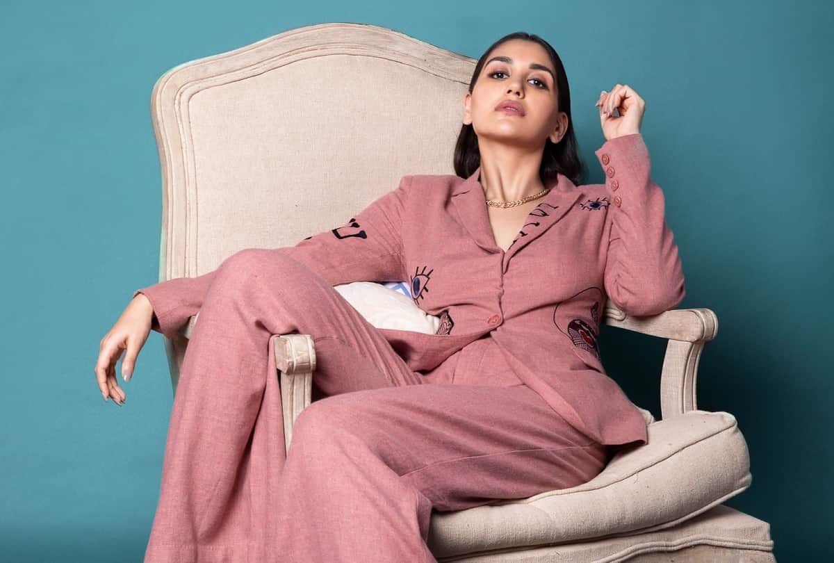 Kabir Singh Actress Nikita Dutta shares incident of phone snatching with her in Bandra writes an awareness notes