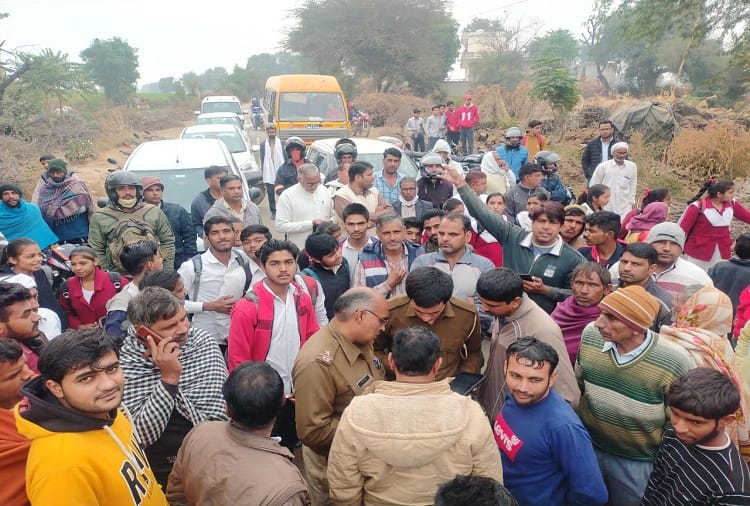 Students blocked the road in Charkhi Dadri Of Haryana