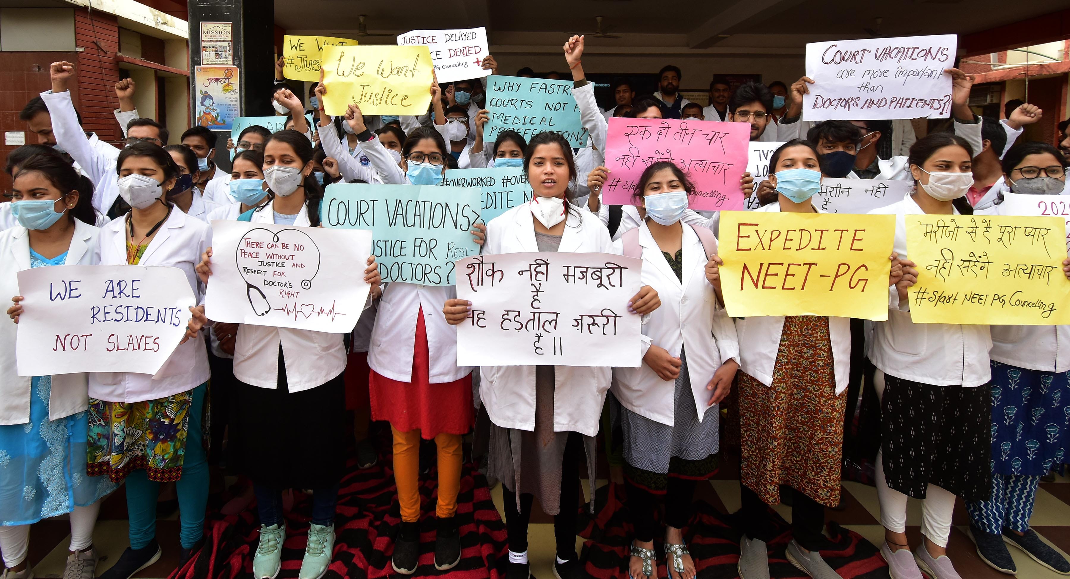 नीट पीजी की काउंसिलिंग शुरु करने की मांग को लेकर एसआरएन में प्रदर्शन करते जूनियर डाक्टर। अमर उजाला।