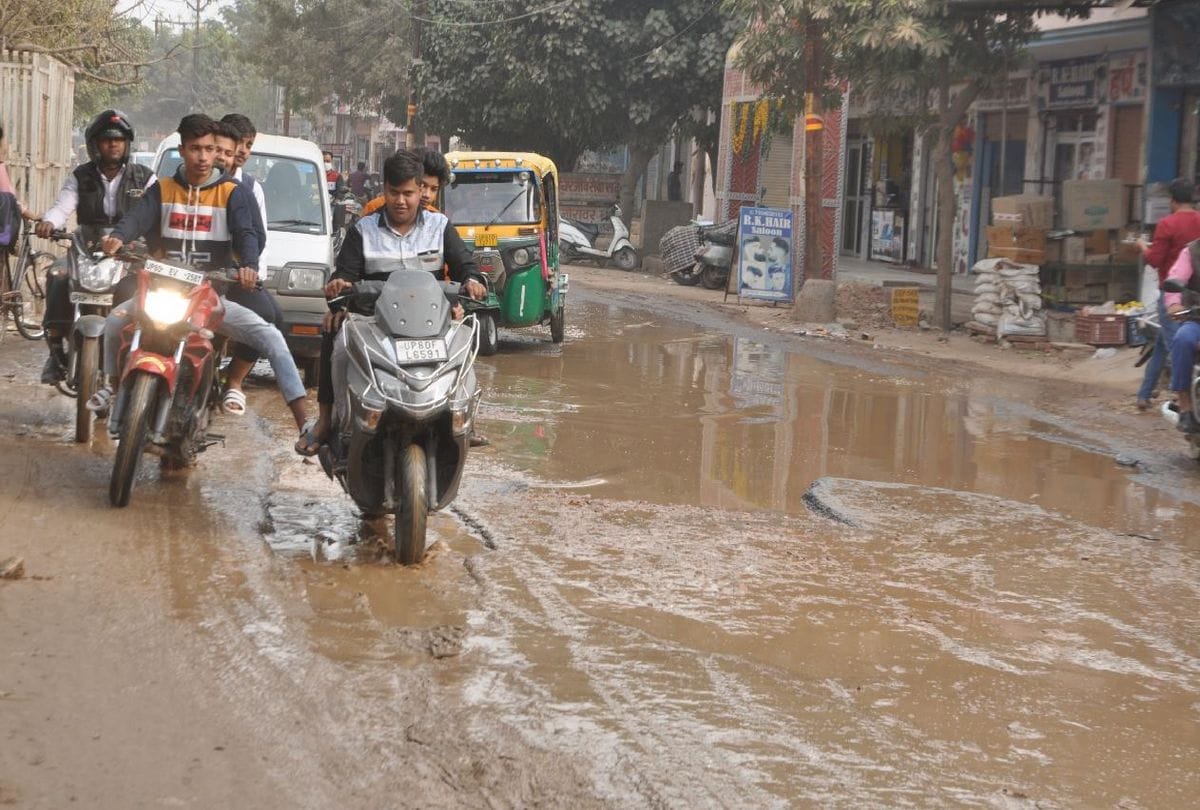 No Development Work In Rural Area Of Nagar Nigam Agra Broken Roads