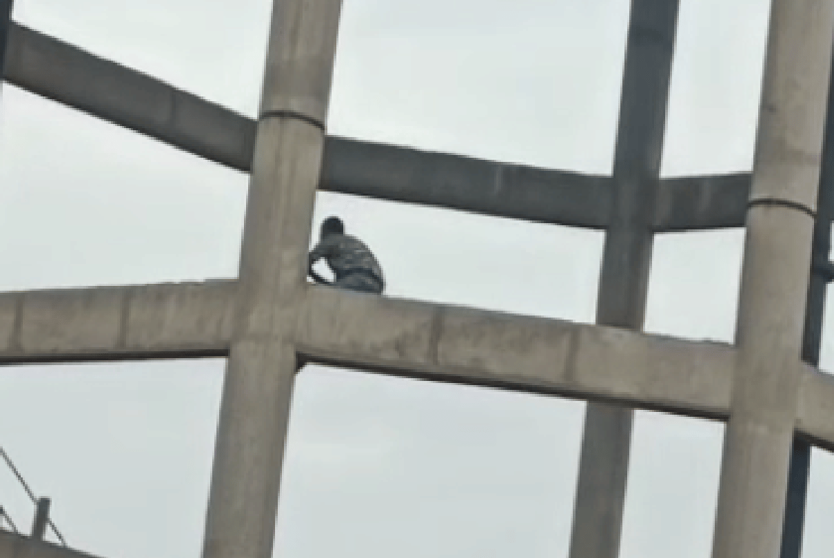 Shivpuri: The foot of a young man showing acrobatics on the water tank slipped, fell down