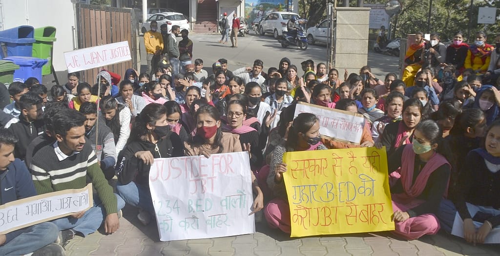 jbt students strike for their demand  in nahan sirmaur