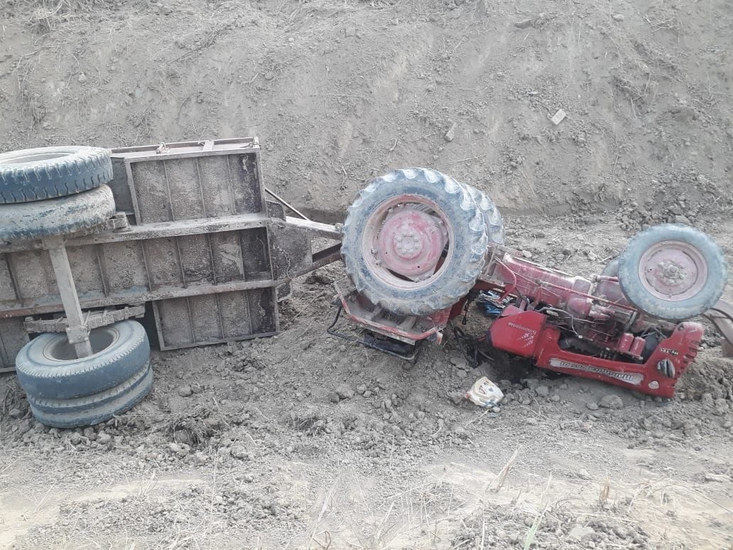 Uncontrollable tractor trolley overturned, driver dies, partner serious