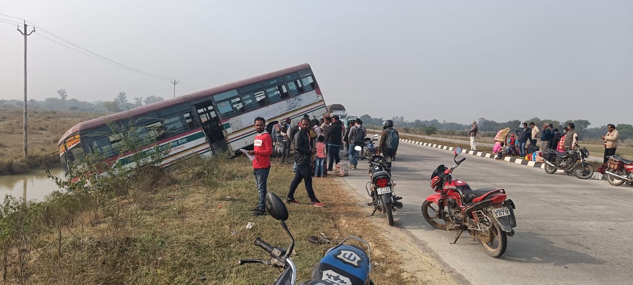 Passengers left by bus landed in a 15 feet ditch on the side of the highway