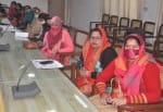 शामली कलक्ट्रेट सभागार में आयोजित बैठक में भाग लेतीं महिलाएं।