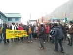 काजा में प्रदेश सरकार के खिलाफ प्रदर्शन करते कांग्रेस के कार्यकर्ता और पदाधिकारी।