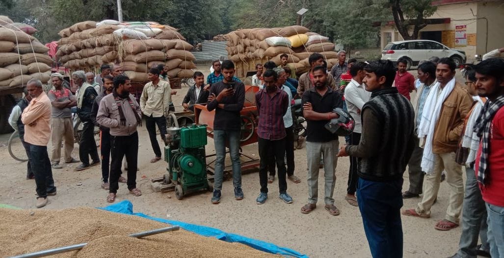 fathepur news,When the paddy was returned as moist, the farmers got angry, the ruckus