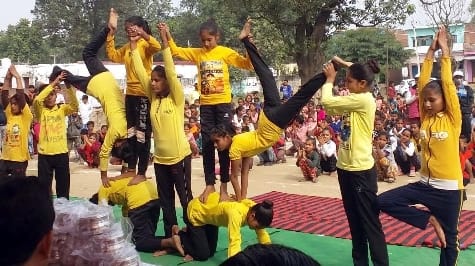 Daughters ran a lot, showed their tricks by making pyramids
