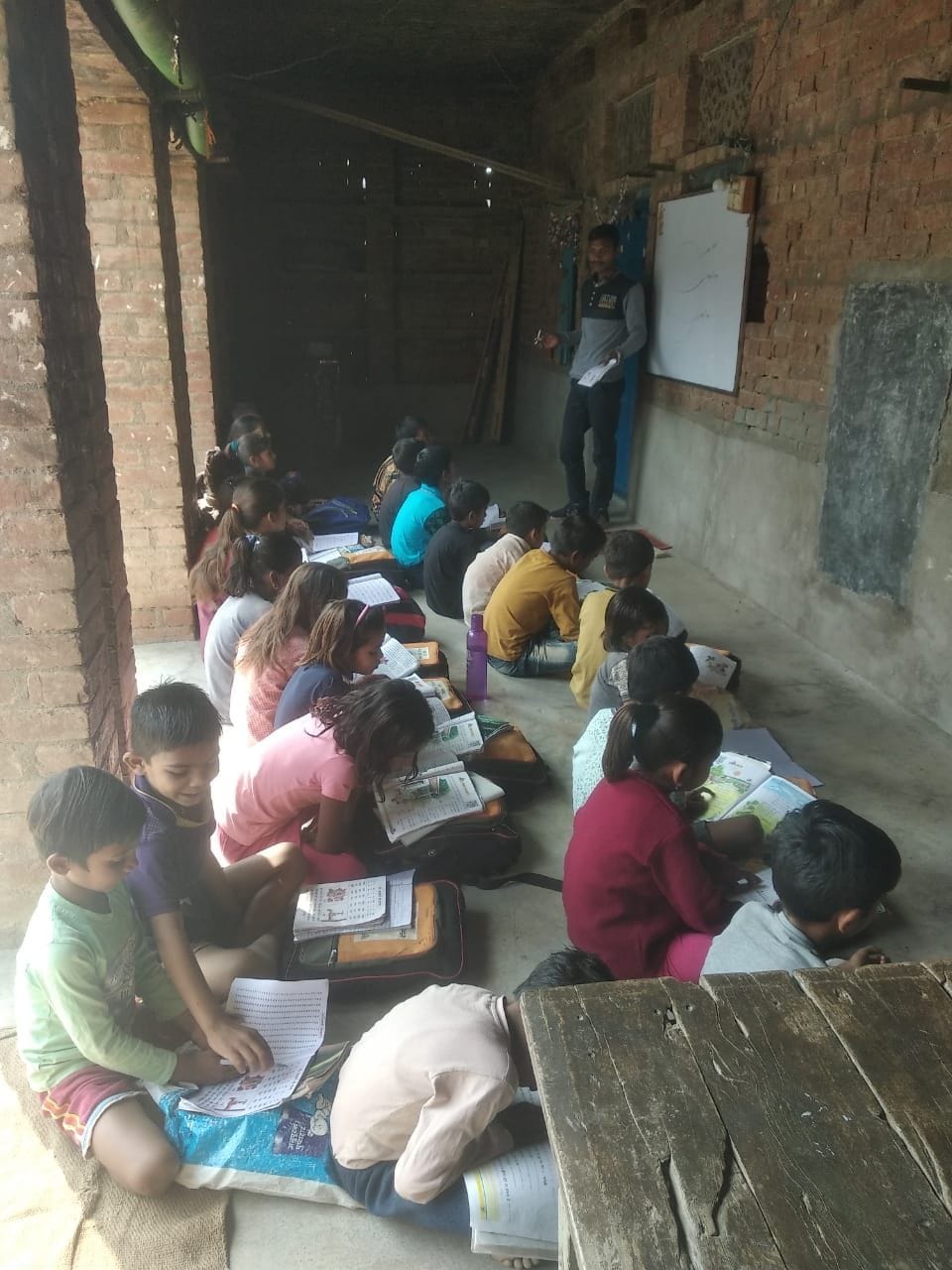 fathepur news,Shivgopal is awakening the light of education among poor children