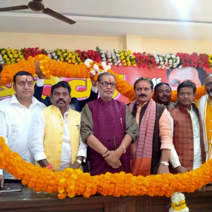 राबर्ट्सगंज भाजपा जिला कार्यालय में राष्ट्रीय उपाध्यक्ष, प्रदेश प्रभारी राधेमोहन सिंह का स्वा?