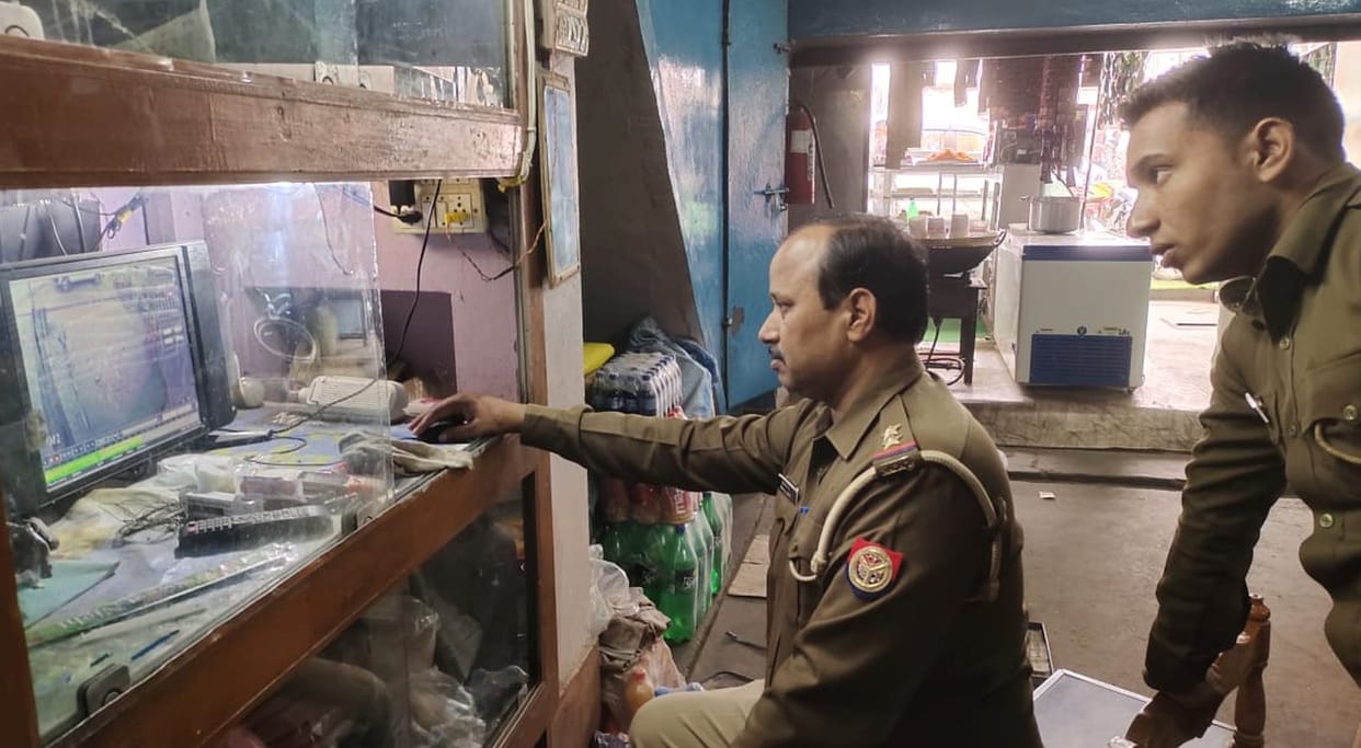 Silver worth six and a half lakhs kept cross from Saraf's bike