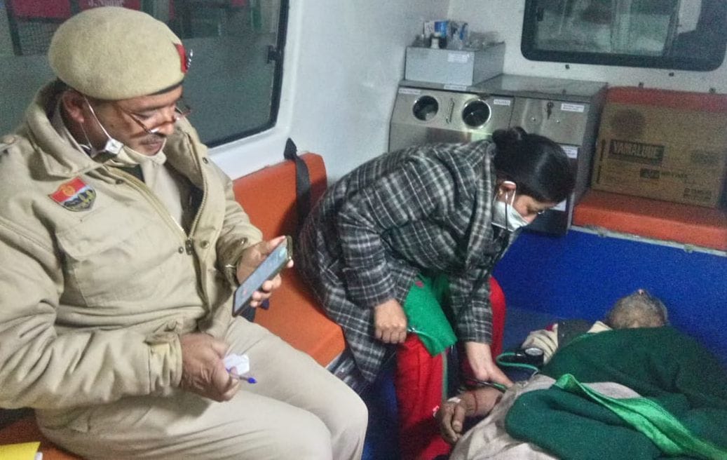 Police provided treatment to the elderly who were freezing in the cold
